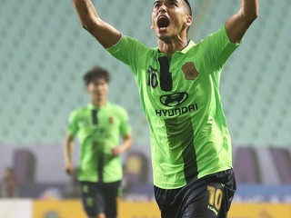 Leonardo Rodrigues Pereira z tímu Jeonbuk Hyundai Motors sa teší v zápase finále Ázijskej ligy majstrov.