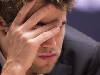 Magnus Carlsen musí o obhajobu titulu tuho bojovať.