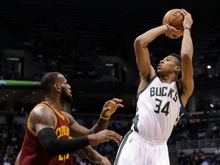 Hrdinom Milwaukee bol Giannis Antetokounmpo (vpravo), na snímke sa ho pokúša brániť LeBron James.