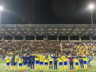 Hráči Dunajskej Stredy sa radujú so svojimi fanúšikmi.