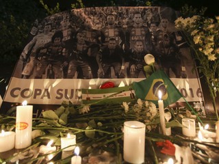 Fanúšikovia smútia za futbalistami Chapecoense.