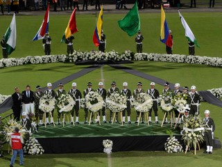 Vojaci a policajti počas spomienkového obradu na počesť hráčov brazílskemu tímu Chapecoense.