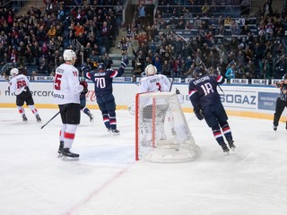 Hokejisti Slovana sa radujú po strelenom góle.
