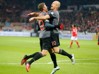 Thomas Muller (vľavo) a Arjen Robben sa radujú po jednom z gólov Bayernu Mníchov.