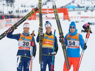 Švédsky bežec na lyžiach Calle Halfvarsson (uprostred) triumfoval v pretekoch SP na 10 km voľne v nórskom Lillehammeri 3. decembra 2016. Druhý skončil Švéd Marcus Hellner (vľavo) a tretí Rus Sergej Usťugov.