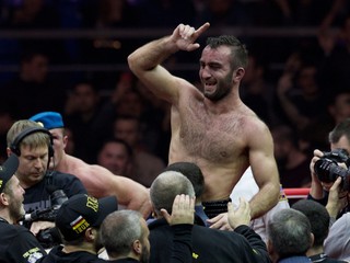 Murat Gassiev sa raduje zo svojho víťazstva.