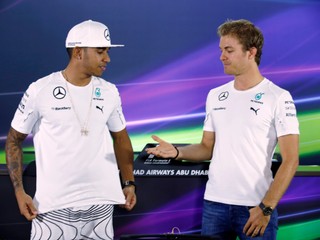 Lewis Hamilton (vľavo) bude mať nového tímového kolegu. Nico Rosberg (vpravo) ukončil kariéru.