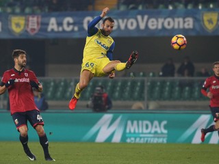 Riccardo Meggiorini (v strede) z Chieva Verona zakončuje v akrobatickej pozícii v zápase proti Janovu.