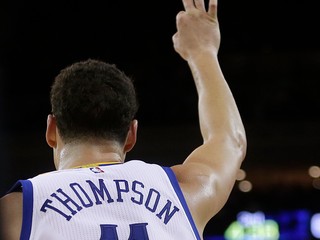 Klay Thompson oslavuje po strelení koša v zápase s Indianou.
