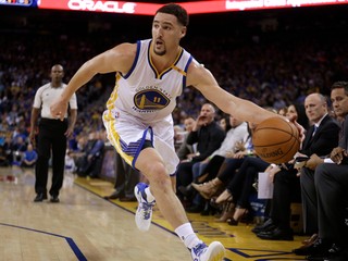 Hráč Goldenu State Warriors Klay Thompson s loptou v basketbalovom zápase zámorskej NBA Golden State Warriors - Indiana Pacers.