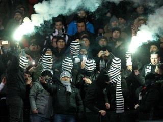 Fanúšikovia istanbulského klubu pred zápasom v Kyjeve.
