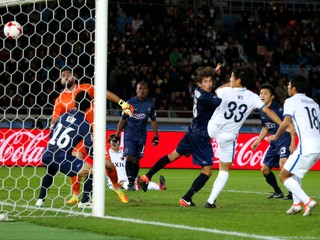 Mu Kanazaki (s číslom 33) strieľa víťazný gól tímu Kašima Antlers.