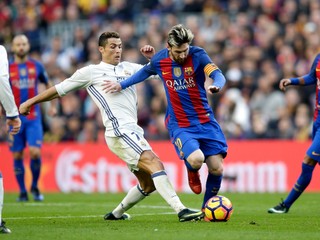 Najslabším zápasom futbalového víkendu bol s prehľadom Barcelona – Real.