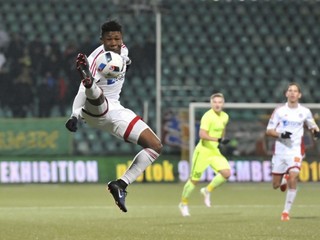 Futbalisti AS Trenčín naposledy prehrali v lige v Žiline 0:3. Na snímke si loptu spracováva Aliko Bala.
