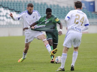 Ashiru Musefiu Olasunkanmi (v strede).