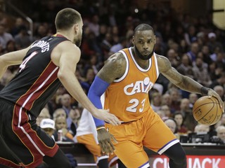 LeBron James (vpravo) sa posúva v historických tabuľkách dopredu.