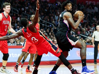 DeAndre Jordan vpravo (Los Angeles Clippers) proti Cheickovi Diallovi vľavo (New Orleans Pelicans ) počas nočného zápasu NBA. 
