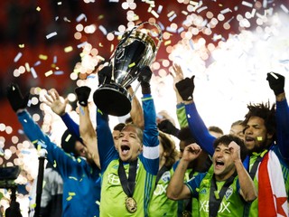 Osvaldo Alonso (Seattle Sounders) sa so spoluhráčmi teší zo zisku titulu proti Torontu.
