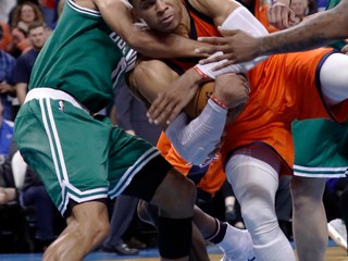 Russell Westbrook (v strede).