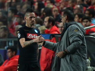 Marek Hamšík si podáva ruku s trénerom Mauriziom Sarrim. V osemfinále Ligy majstrov Neapol dostal súpera veľkého mena.