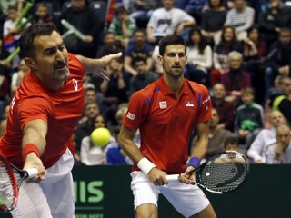 V rámci Davisovho pohára si Novak Djokovič (vpravo) so špecialistom na štvorhru Nenadom Zimonjičom aj zahral.