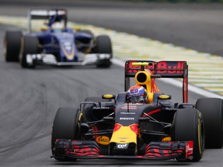 Max Verstappen je známy svojou rýchlou a dravou jazdou.