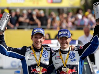 Sébastien Ogier (vpravo) a jeho spolujazdec Julien Ingrassia menia tím.