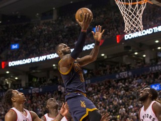 LeBron James (vo výskoku) má za sebou ďalší skvelý týždeň.
