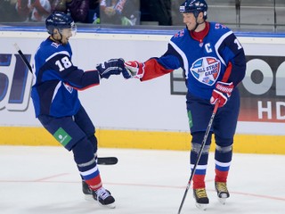 V roku 2014 sa Zápas hviezd KHL konal v Bratislave. Kapitánom jedného z výberov bol Iľja Kovaľčuk (vpravo), ktorý figuruje v nominácii aj teraz. Predvlani si tiež zahral Slovák Miroslav Šatan (vľavo).