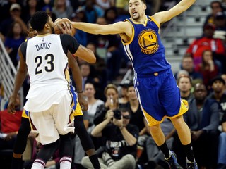Klay Thompson (vpravo) z Golden State sa pokúša zablokovať pokus Anthonyho Davisa z New Orleans.