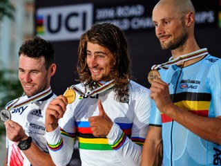 O víťazovi ankety zrejme nie je pochýb. Peter Sagan (v strede) dosiahol počas sezóny veľké množstvo úspechov, vrátane obhajoby titulu majstra sveta v katarskej Dauhe.