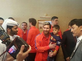 Lionel Messi sa stretol s Murtazom Ahmadim.