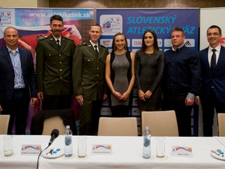 Na snímke zľava šéftréner Slovenského atletického zväzu (SAZ) Martin Pupiš, Matej Spišiak - tréner olympijského šampióna v chôdzi Mateja Tótha, slovenskí reprezentanti v atletike Matej Tóth (chôdza) Gabriela Gajanová (beh na 800 m), Michaela Pešková (beh 400 m cez prekážky), Marcel Lomnocký (kladivo) a prezident SAZ Peter Korčok.