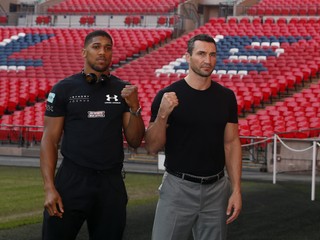 Joshua (vľavo) a Kličko pózujú na Štadióne Wembley.