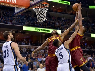 Tristan Thompson z Clevelandu (vpravo) sa pokúša vo výskoku vybojovať loptu.