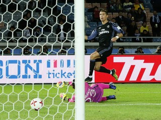 Cristiano Ronaldo strieľa svoj gól do siete Clubu América.