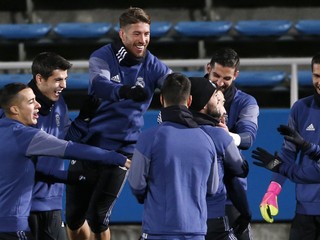 Sergio Ramos (tretí zľava) v sobotu trénoval s mužstvom. A mal očividne veľmi dobrú náladu.