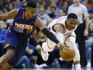 Russel Westbrook (vpravo) podal ďalší skvelý výkon. Na snímke bojuje o loptu s Leandrom Barbosom.