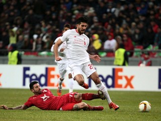 Ešte v minulej sezóne hrali futbalisti Rubinu Kazaň v skupinovej fáze Európskej ligy - na snímke v zápase proti Liverpoolu jeho hráč Blagoj Georgiev sklzom posiela k zemi Emreho Cana. Teraz má ruský klub finančné problémy a dostal zákaz prestupov.