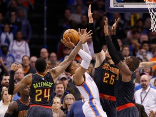 Rusell Westbrook (v bielom).