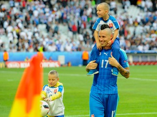 Na snímke slovenský futbalista Marek Hamšík so synmi Lucasom (na chrtbte) a Christianom ďakuje po osemfinále na majstrovstvách Európy vo futbale medzi Nemeckom a Slovenskom.