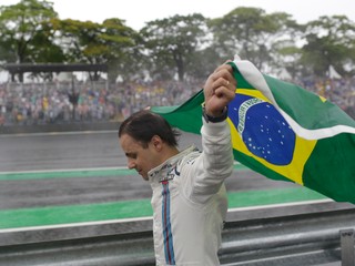 Aj takto sa Felipe Massa lúčil z domácimi fanúšikmi po vypadnutí na Veľkej cene Brazílie.