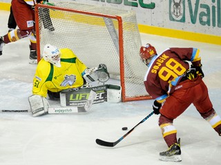 Peter Sojčík z Trenčína (vpravo) sa pokúša presadiť pred bránou Žiliny.