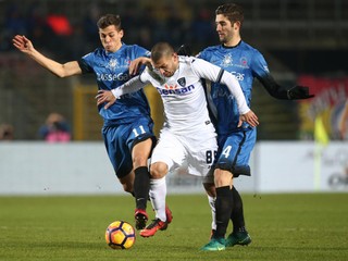 Guido Marilungo z Empoli (v strede) sa pokúša preniknúť cez dvoch hráčov Atalanty Bergamo.