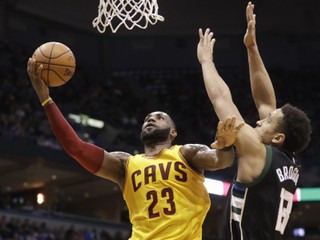 LeBron James (vľavo) sa posúva v historických tabuľkách vyššie a vyššie.