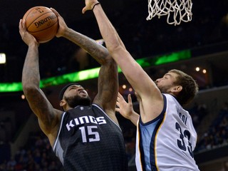 DeMarcus Cousins (vľavo) si spôsobil zbytočné problémy.