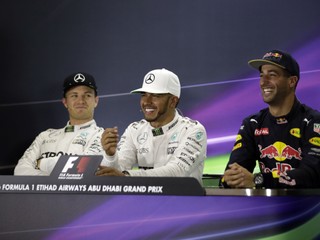 Daniel Ricciardo (vpravo) nenahradí v Mercedese Nica Rosberga (vľavo) a nestane sa tímovým kolegom Lewisa Hamiltona (v strede).
