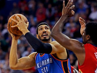 Enes Kanter z Oklahomy (vľavo) sa pokúša vystreliť cez brániaceho Solomona Hilla.