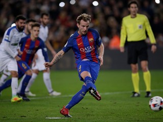 Ivan Krkič z FC Barcelona skóruje z pokutového kopu do siete Hérculesu.