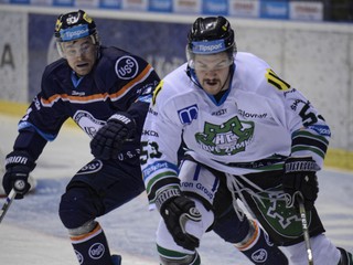 O puk bojujú Jake Cardwell (vpravo) z Nových Zámkov a Ondřej Šmach.